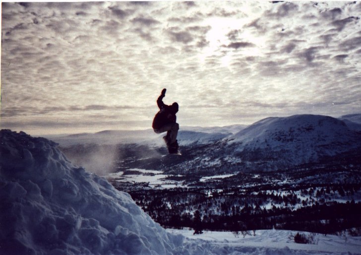 Byggde ett eget hopp i offpisten. Testade en grab,. Foto: Oskar Moll. Åkare: Hannes Perder.