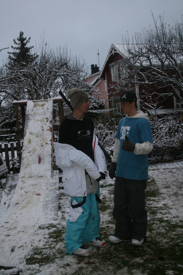 jag och burkne snackar om olika trick :). Foto: henrik borg. Åkare: jens lindström och sebastian borg.