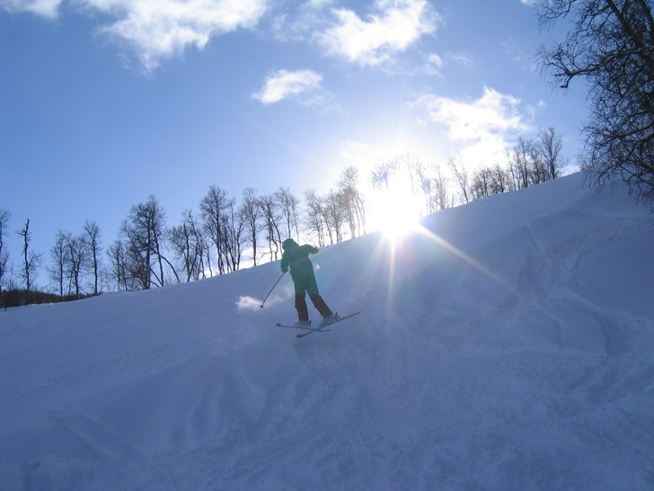 Simon gör något ut i pudersnön. Foto: pappa. Åkare: simon (jiberishee@fr).