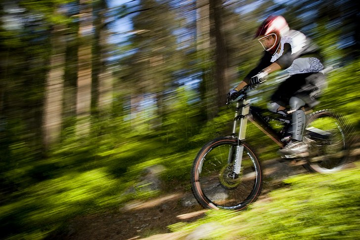 Danne Olsson, omslagspojke i Brant #2, kör snabbt. Foto: Mattias Johansson. Åkare: Danne Olsson.