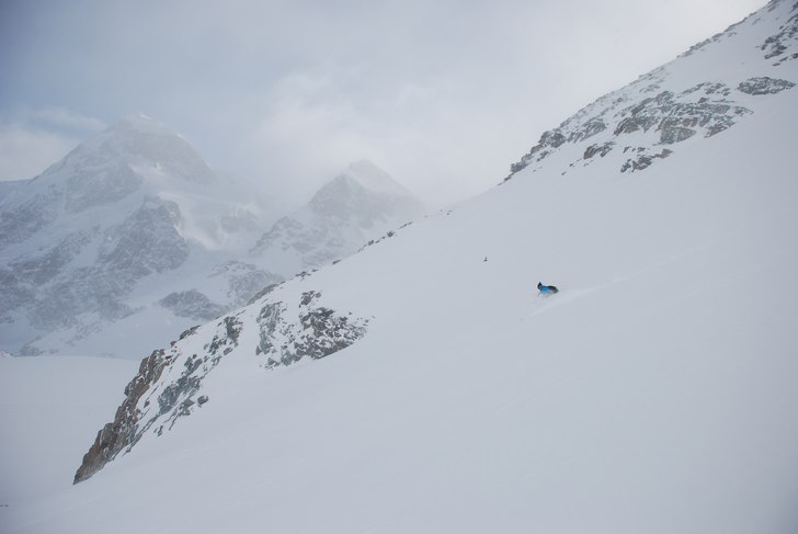 Nysnö vid Furgsattel på Klein Matterhorn. Foto: Martin Wikström. Åkare: Adam Jonsson.