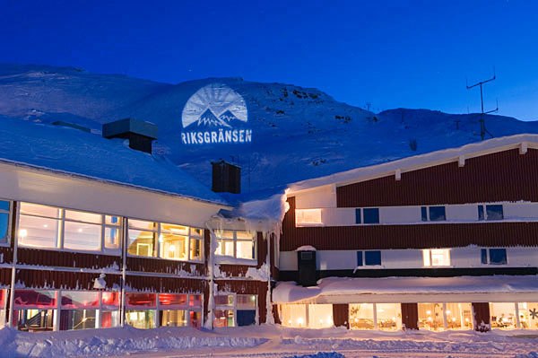 En kvällsbild på hotellet och en bit av branten . Foto: Lars Thulin.