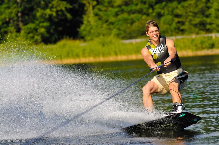 Erik är lagom nöjd på sin bräda.. Woho!!. Foto: Simon Sjörén www.sjoren.se. Åkare: Erik Hultman.