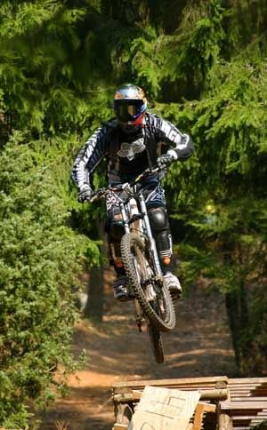 Ytterligare en tuff kille på tuff cykel -downhill. Foto: Roland Schling. Åkare: ??.