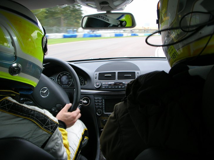 Baksätes åkning i Merca AMG  610 hk  Bosch Racin. Foto: Jenisis. Åkare: Jens Björklund.