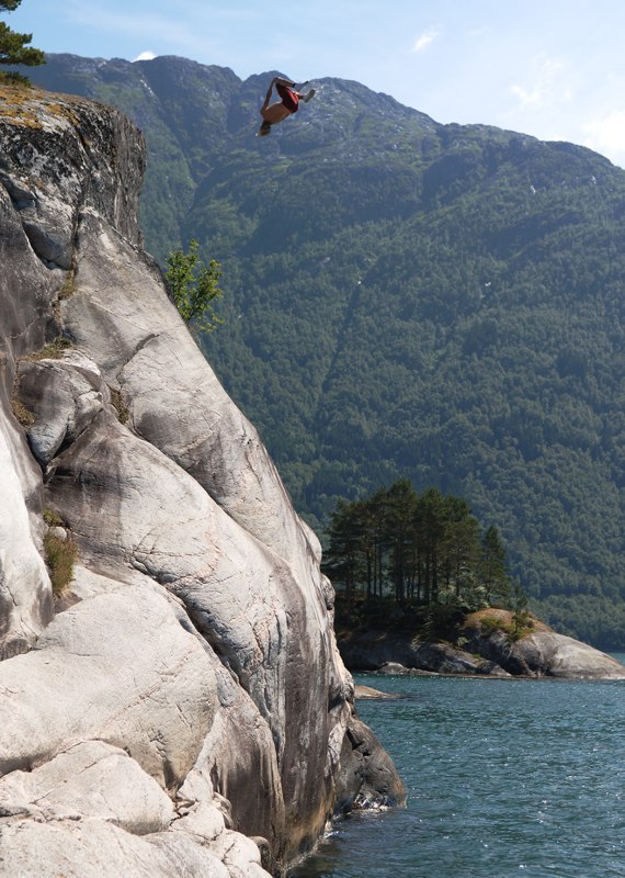 Jacob badar i Norge. Foto: Mattias Fredriksson. Åkare: Jacob Wester.