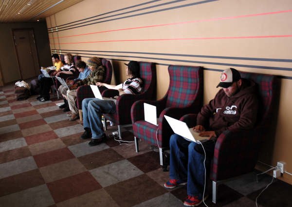 Foto: Ola Melin. Åkare: Hasse Lindborg låser trådar från Riksgränsen där MAC verkar ha nått fram med sin reklam..