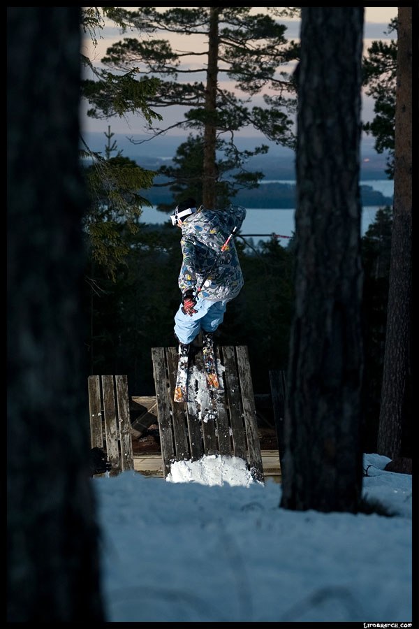 hejskutthopp upp på en bänk de va kul :). Foto: Kristoffer Lindgren. Åkare: Rasmus Ericson.