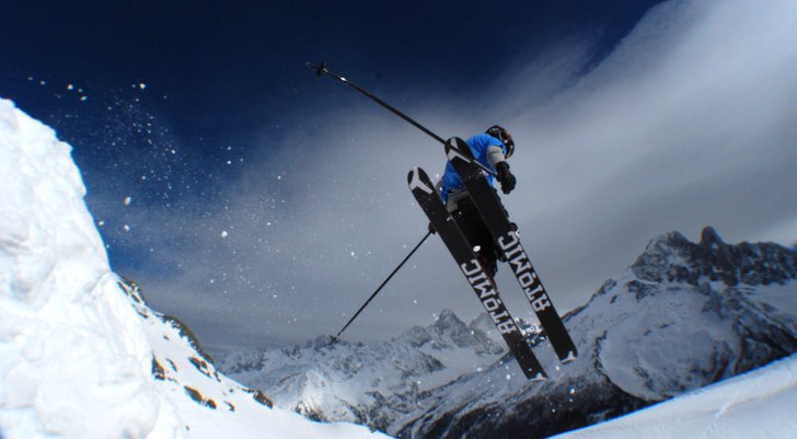 Challe gör lite Atomic-reklam i BCn i Flegere/Cha. Foto: Eric westling. Åkare: Challe.