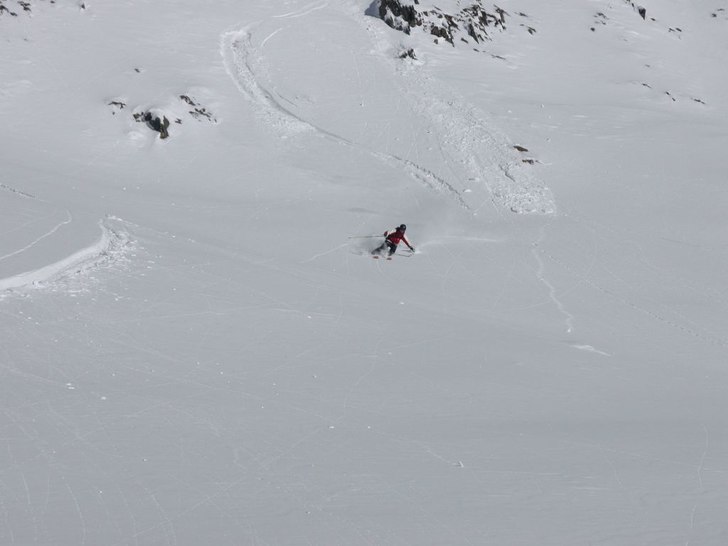 Erik Isberg surfar iväg efter att ha korsat ett m. Foto: Arvid Hejll. Åkare: Erik Isberg.