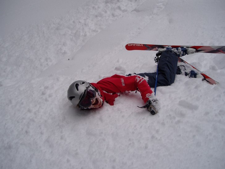 Varför vara ledsen över att ramla, när man land. Foto: Gustav Vikström. Åkare: Hanna Ekelund.
