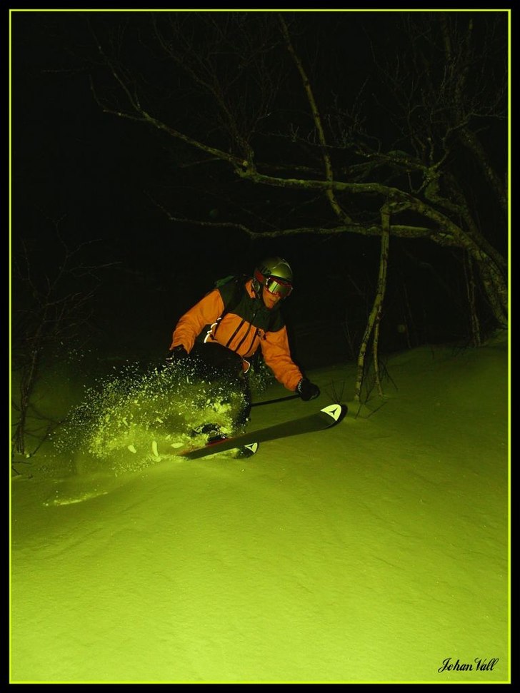 Rickard plöjjer puder.. Foto: Johan Vall. Åkare: Rickard Sundström.