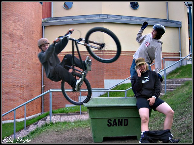 jaadu.... Foto: Robin. Åkare: alexander(på cykeln),emil(stående),wictor(sittande).