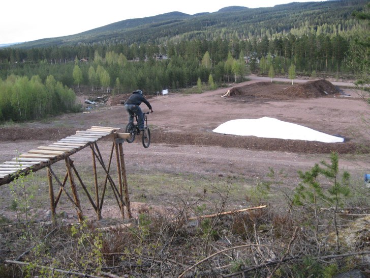 4 meters dropp i wäsa (landningen suger). Foto: Tommy Hahlin. Åkare: Fredrik Larsson (jag).