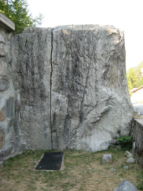 a boulder test pice in Orco . Foto: Alpinemadness/©. Åkare: Metolius chraspad.