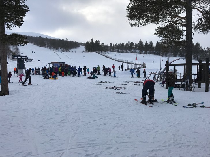 Familiefjellet med full fart i vinterferien!
Perfe.