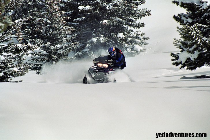 Två stycken helt nya Polaris RMK 600, ett bortgl�. Foto: Mikael Ljunggren. Åkare: Jonas Emilsson.