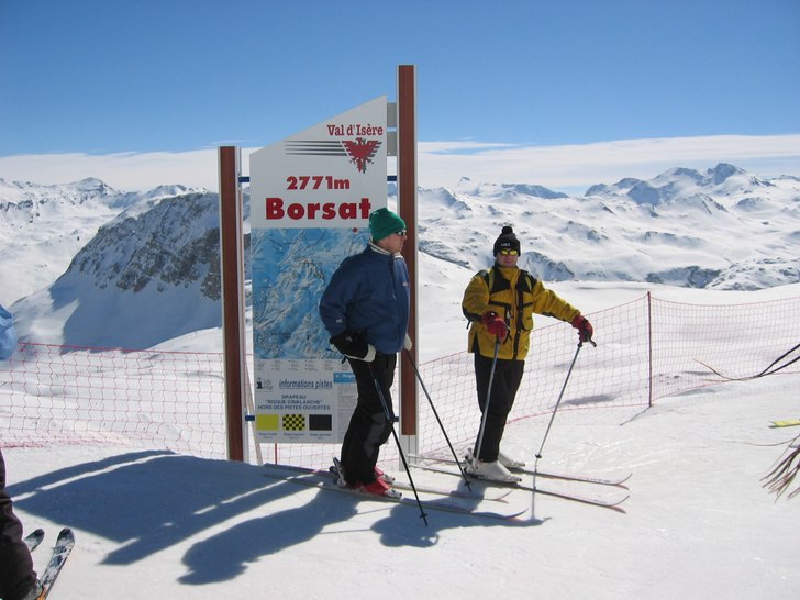 Browall o Z:a njuter av den fina vyn på toppen. D. Foto: DJ BAUWAU. Åkare: Browall o Z:a.