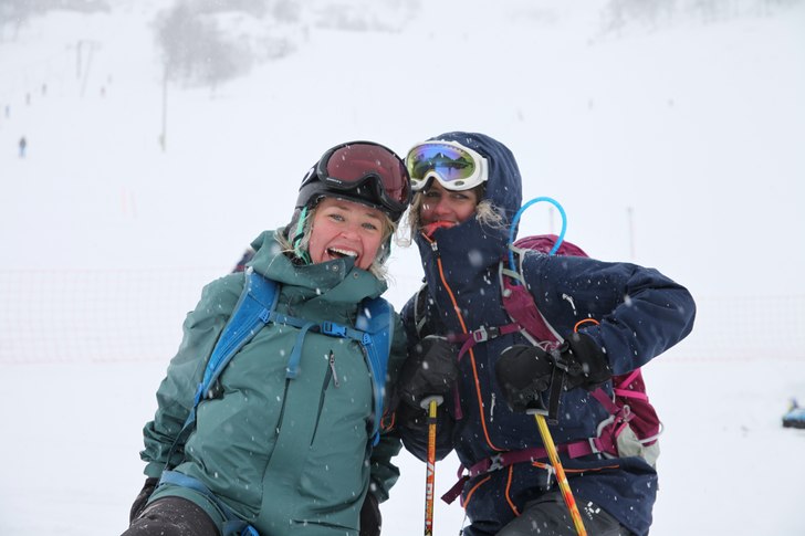 Haukelivenner Anja Kielland og Ida Øvre. Magisk h.