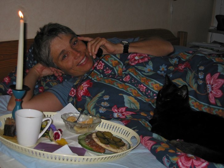 Mamma fyller år och Shadrack uppvaktar med ficka . Foto: Mattias Herngren. Åkare: Inger Herngren.