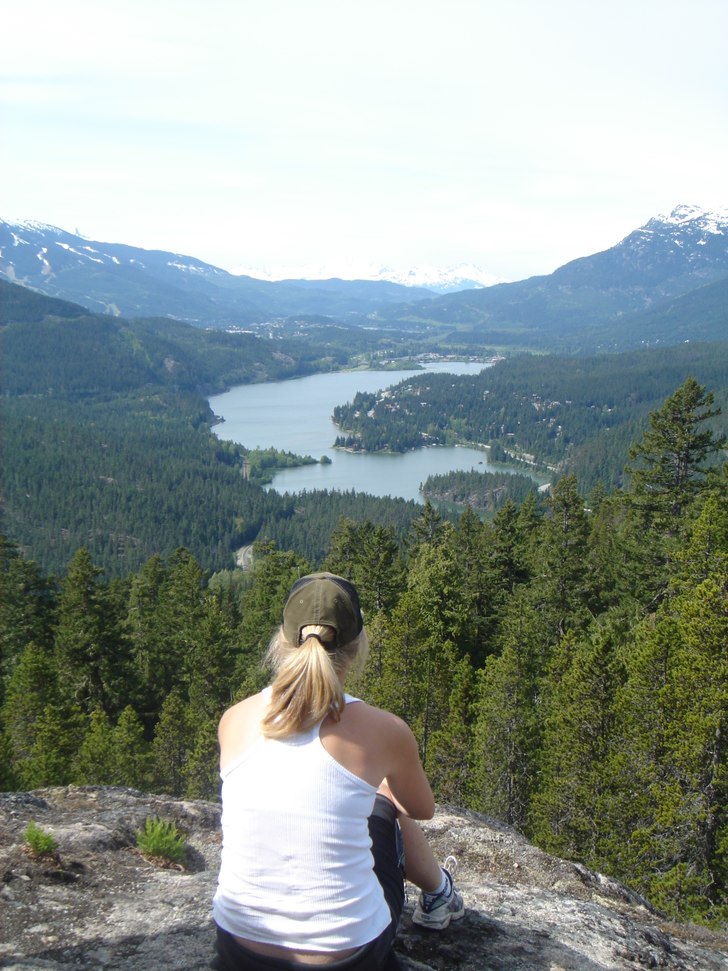 Jag sitter och kollar utover dalen. Sjon ar Green . Foto: Rita Rice. Åkare: Annika Andersen.