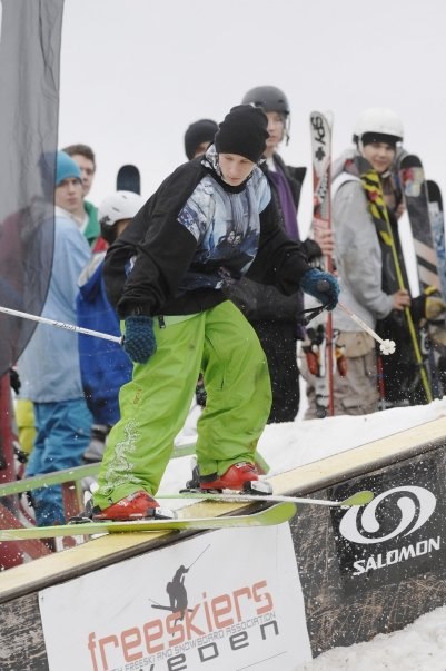Jag på trick or treat  rail jam. . Foto: Länna Sport . Åkare: Rasmus Hammarström.