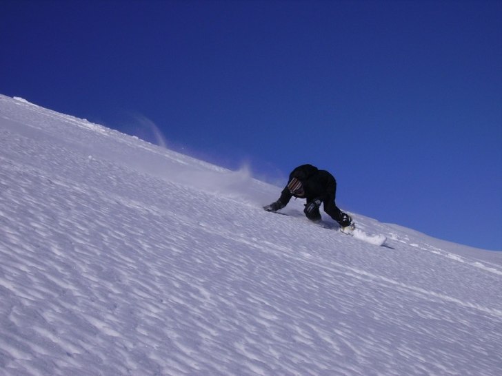 Kim drar en skön snabb sväng i lössnön ovanfö. Foto: alexander engvall. Åkare: kim lindberg.