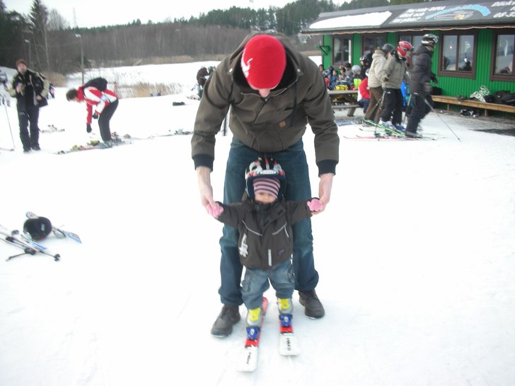 Mindra 1½ år gör premiär i backen. Gick ganska. Foto: Andy. Åkare: Mindra Hasselsten.