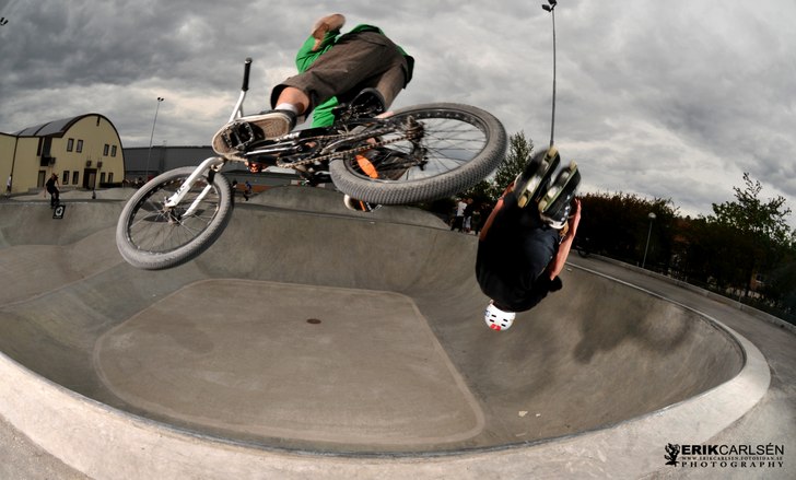One hand över en backflip. Foto: Erik Carlsén. Åkare: Oskar Pedersen.