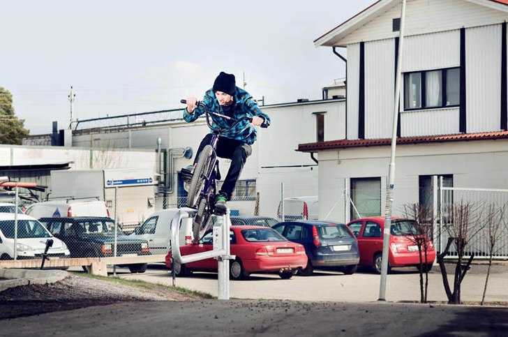 Lillebror rockar fewtt. Ice på vägbommen. 
www.. Foto: Mats Kahlström. Åkare: Jens Kahlström.