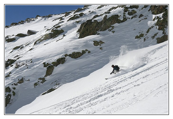 Offpistrepa nedför en av nordsluttningarna i Dist. Foto: Örjan Wallers. Åkare: Peter Åhman.