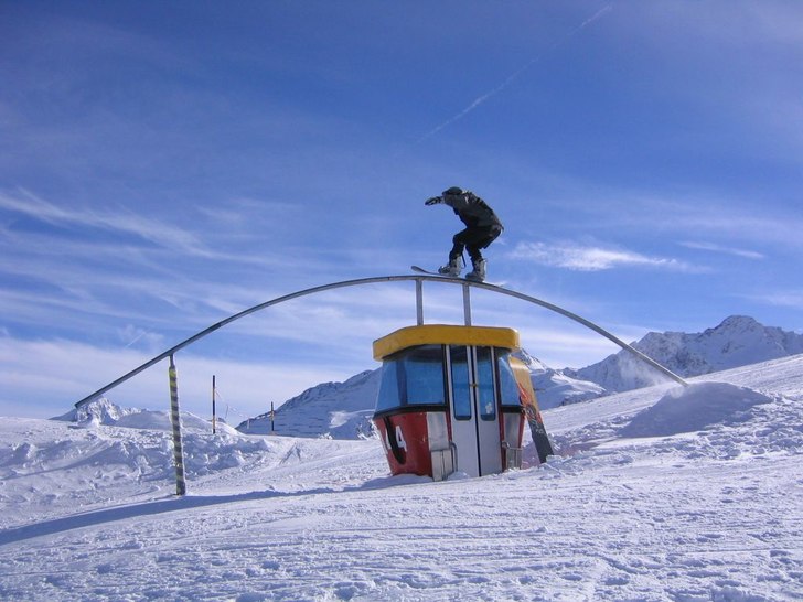 Martin tar en riktigt fet rainbow. Den är ca 3 m . Foto: Daniel Hägglund. Åkare: Martin ?.