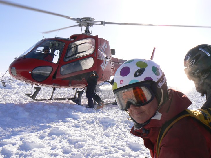 Urlastning strax under Kebnekaises sydtopp inför . Foto: Stefan Vikberg. Åkare: Karin Ekström.