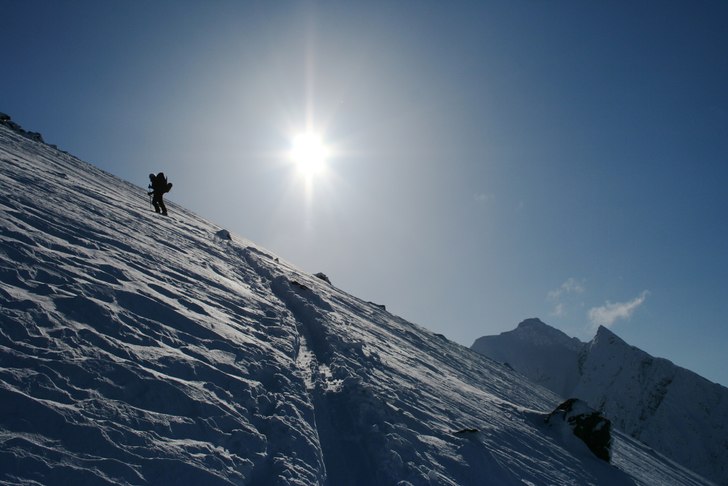 Topptur, en strålande dag på Lyngen utanför Tro. Foto: Erik Brinkman. Åkare: Henriette Jordheim.