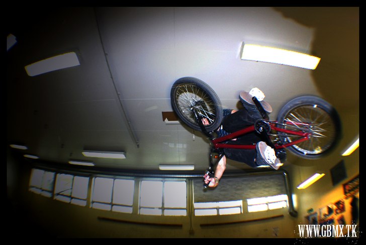 drar en tabletop invert i minirampen. Foto: Sven Wirén. Åkare: Morgan Larsson.