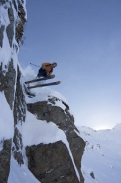 Ibland kan man behöva falla en bit för att komma. Foto: Johan Hellman. Åkare: Daniel Anger.