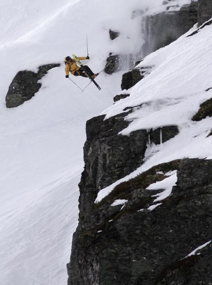 Pata gör en otäck krasch alldeles i början av �. Foto: Jonas Abrahamsson. Åkare: Patrik Sundberg.