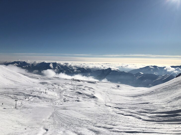 Från liften och skiers right.