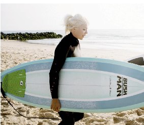 På väg till kvällsurf i capbreton. Foto: Birgit Solhaug. Åkare: Karin Heriksson.