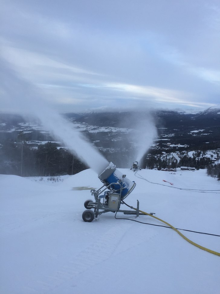 Snøproduksjon for å bygge hoppet Frøyse
.