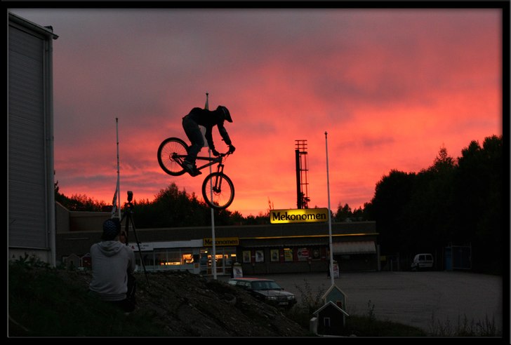 Kalle droppar från ett 5m tak! Va ruskigt fin bak. Foto: Eric Clark. Åkare: Kalle.