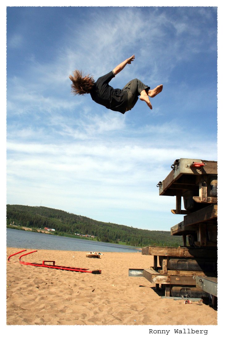 Adam Persson kör en mäktig bakåtvolt från ett . Foto: Ronny Wallberg. Åkare: Adam Persson.