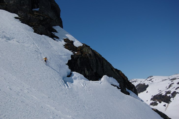 Sprickor är svåra att se ovanifrån.... Foto: Oskar Åslund. Åkare: Simon Börjars.