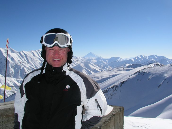 Pierre Andihn med Damavand i bakgrunden.. Foto: Peter Siegenthaler. Åkare: Pierre Andihn.