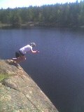 Väldigt tidigt dopp med kläder på! :D. Foto: Tidigt dopp med ett skönt hopp !. Åkare: Chrippa.