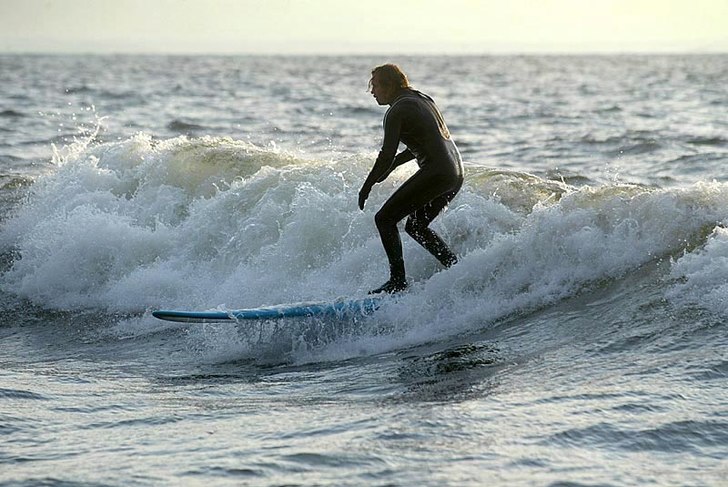 Stefan tar en våg. Tyvärr så var 
det inte så. Foto: Tobias Ivarsson. Åkare: Stéfan Estassy.