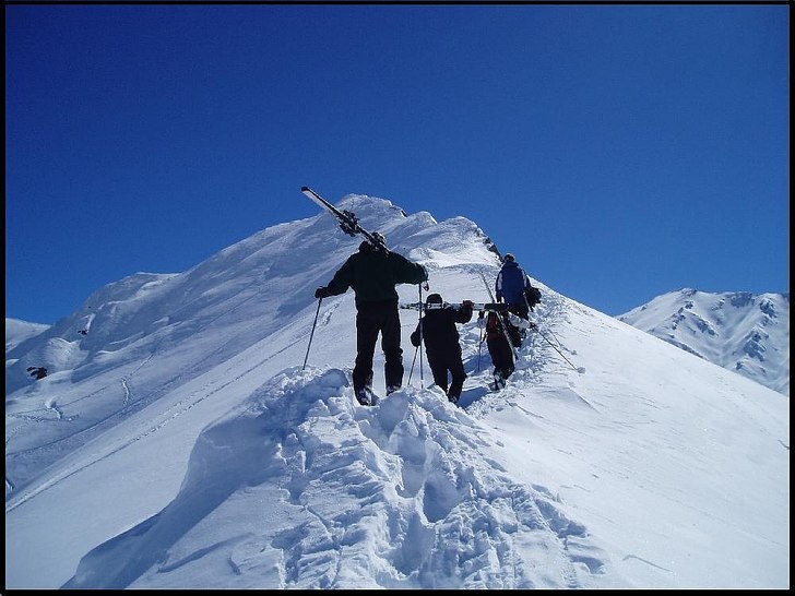 En lite hike längs kammen närmast liften för ma. Foto: Jon Håkansson. Åkare: DW & CJ & Irani Girl (!) & Norsken mfl..