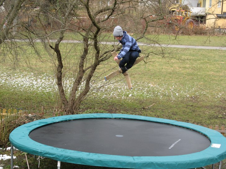 grab med mina studsmatteskidor gjorda av liggunder. Foto: Mamma!. Åkare: Måns.