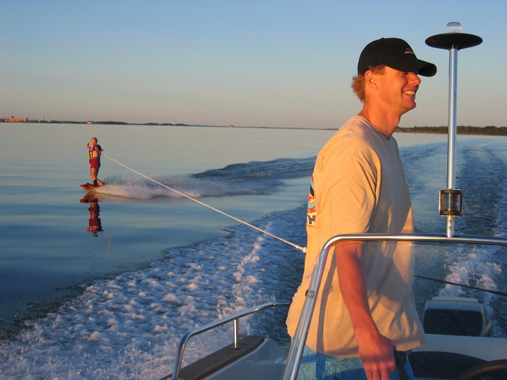 Underbara augusti kväll. Håkan kör och Alex pos. Foto: Henrik Eriksson. Åkare: Alexandra Stureson.