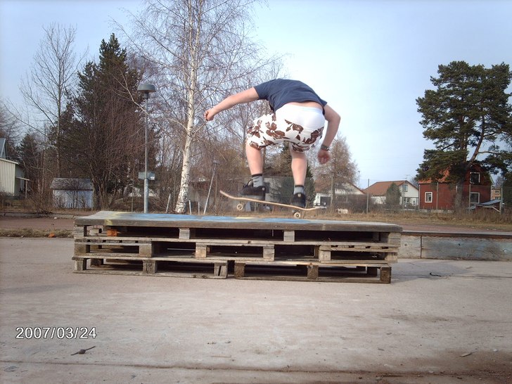 Ollie to wheel :) . Foto: Random. Åkare: anders grännsjö.